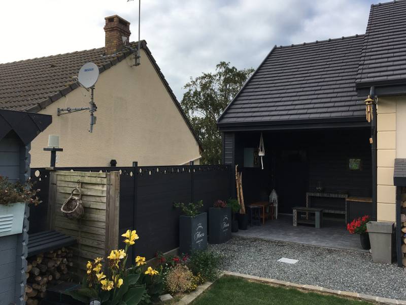 Extension d'une maison moderne par la création d'un atelier et d'un bureau à l'étage proche Étretat