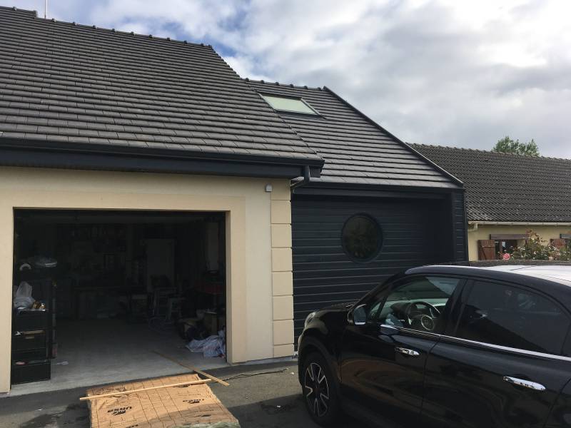 Extension d'une maison moderne par la création d'un atelier et d'un bureau à l'étage proche Étretat