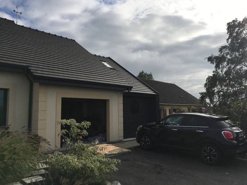 Extension d'une maison moderne par la création d'un atelier et d'un bureau à l'étage proche Étretat