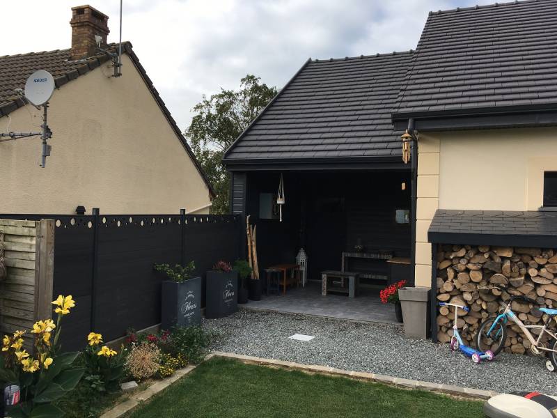 Extension d'une maison moderne par la création d'un atelier et d'un bureau à l'étage proche Étretat